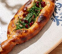 Пиде с томатами и перцем чили