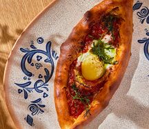 Пиде с шакшукой и яйцом