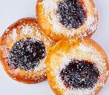 Ватрушка с вишней