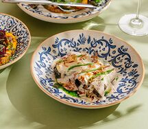 Долма под соусом тоннато с папоротником и бонито