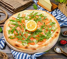 Пицца с лососем