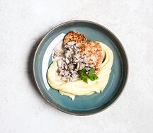 Куриные котлеты с картофельным пюре и сливочно-грибным соусом