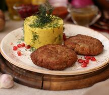Куриные котлеты с картофельным пюре