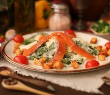 Салат Цезарь с семгой