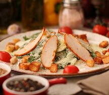 Салат Цезарь с курицей