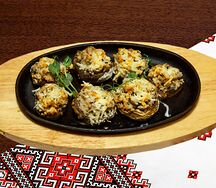 Запеченные шампиньоны, фаршированные мясом свинины и сыром