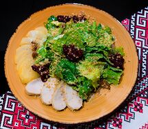 Салат Домнеск с курицей и маринованной грушей