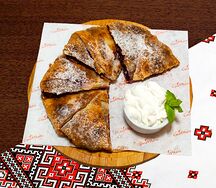 Сладкая плацинда с вишней