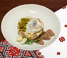 Оливье с языком и муссом из брынзы