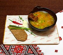 Чорба с фасолью на копченых свиных ребрах