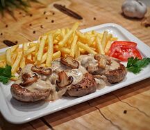 Медальоны с грибным соусом