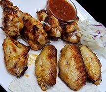 Шашлык из куриных крылышек с луком и соусом