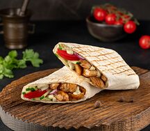 Шаурма с курицей и сметанно-чесночным соусом