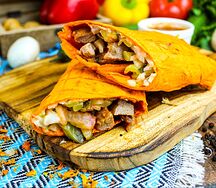 Шаурма с курицей в сырном лаваше