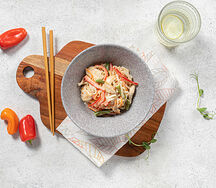 Пшеничная лапша с курицей под сливочным соусом