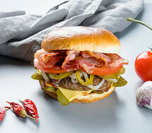 Бургер с перцем халапеньо и сыром чеддер