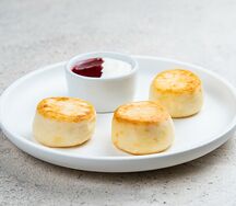 Сырники со сметаной и джемом