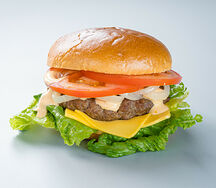 Сочный бургер гриль с говяжьей котлетой