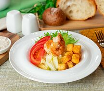 Салат «Цезарь» с королевскими креветками и пармезаном
