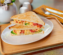 Сэндвич с яйцом, овощами и горчичным соусом