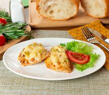 Филе индейки под сырной шубой с яблочком