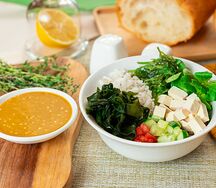 Поке-боул по-вегански с нежным тофу и свежими овощами