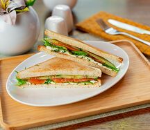 Сэндвич с малосольной форелью и творожным сыром