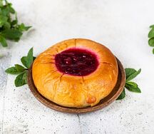 Ватрушка с вишней