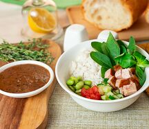 Поке-боул с сочным филе индейки, эдамамэ и свежими овощами