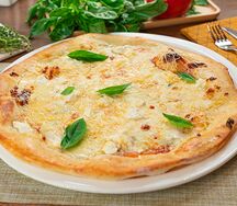 Пицца «Пять сыров» с томатно-чесночным соусом