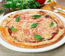 Пицца «Маргарита» со свежим базиликом