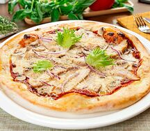 Пицца «Курица и грибы» с томатно-горчичным соусом