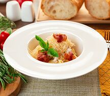 Паста с нежным куриным филе, ветчиной и овощами