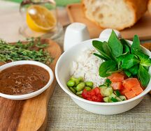 Поке-боул с радужной форелью, овощами и рассыпчатым рисом