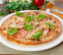 Пицца «Цезарь» с куриным филе и хрустящим салатом