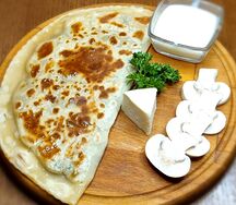 Кутаб с сыром, грибами и помидорами