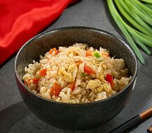 Жареный рис с яйцом и овощами
