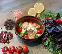 Салат с курицей и копчёным сыром