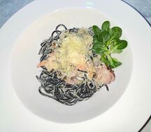 Лингвини с чернилами каракатицы и морепродуктами