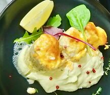 Филе судака, запеченное под сыром с креветками и пюре