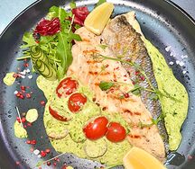 Филе сибаса со шпинатом в сливочном соусе