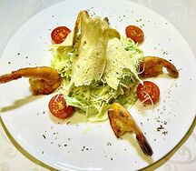 Салат Цезарь с креветками