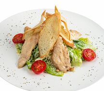 Салат Цезарь с курицей