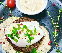 Бифштекс из рубленой говядины с грибным соусом и яйцом пашот