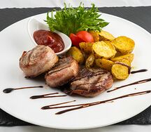 Медальоны из свинины в беконе