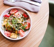 Теплые и хрустящие баклажаны со сладкими томатами и ореховым соусом