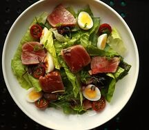 Салат с голубым тунцом и перепелиными яйцами