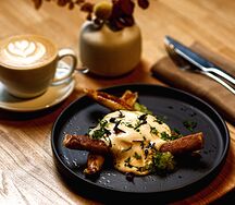 Блинчики с риетом, яйцом пашот и муссом из копченого сыра