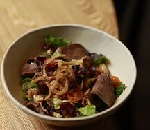 Салат с мраморной говядиной, фасолью каннеллини и луком фриджоне