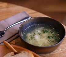 Куриный бульон с домашней лапшой и фрикадельками